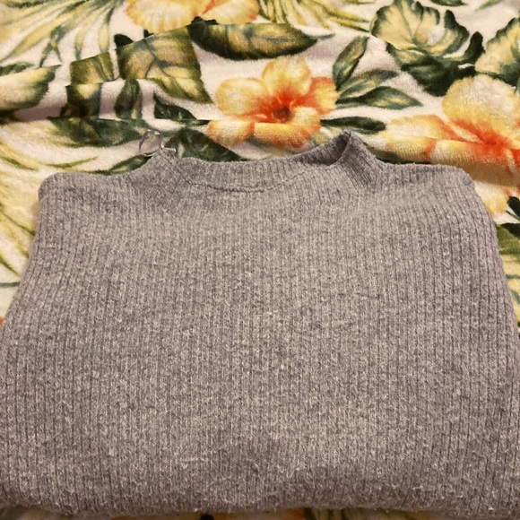 This is a gray knitted sweater so comfortable great for cooler mornings - Picture 3 of 3